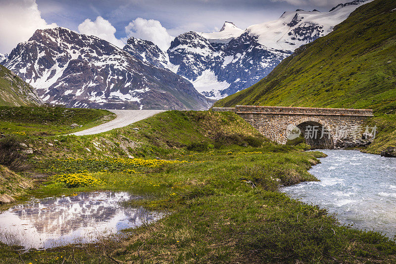 iseran Col de l'Iseran:法国瓦诺瓦兹阿尔卑斯-萨瓦伊的倒影河上的桥